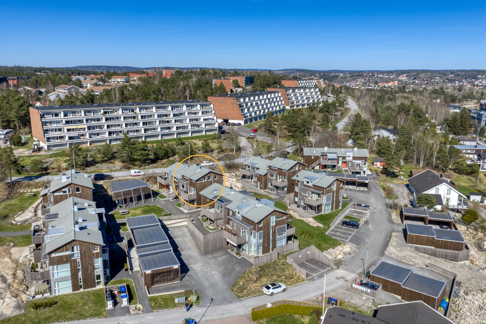 Leiligheten ligger sentralt og samtidig i barnevennlige og rolige omgivelser. Galleribilde