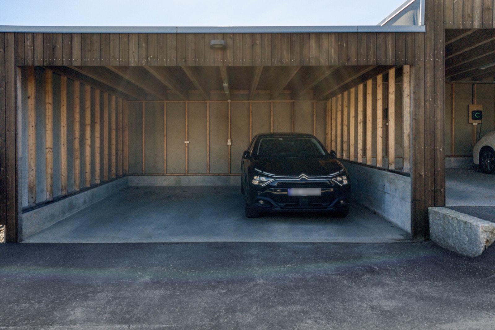 Det følger med parkeringsplass i carport med elbillader. Galleribilde