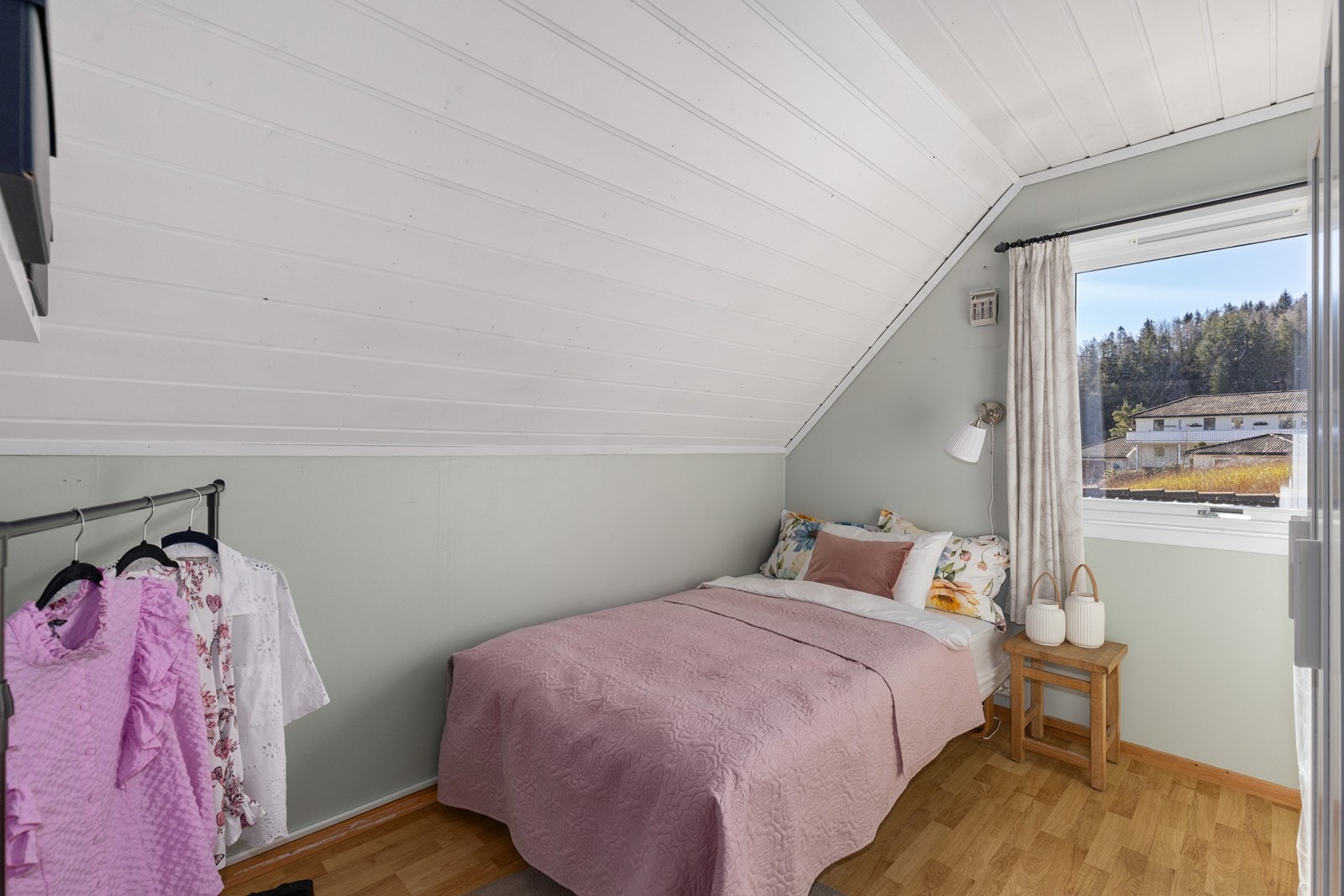 Soverom med god plass til seng og klesskap. Galleribilde