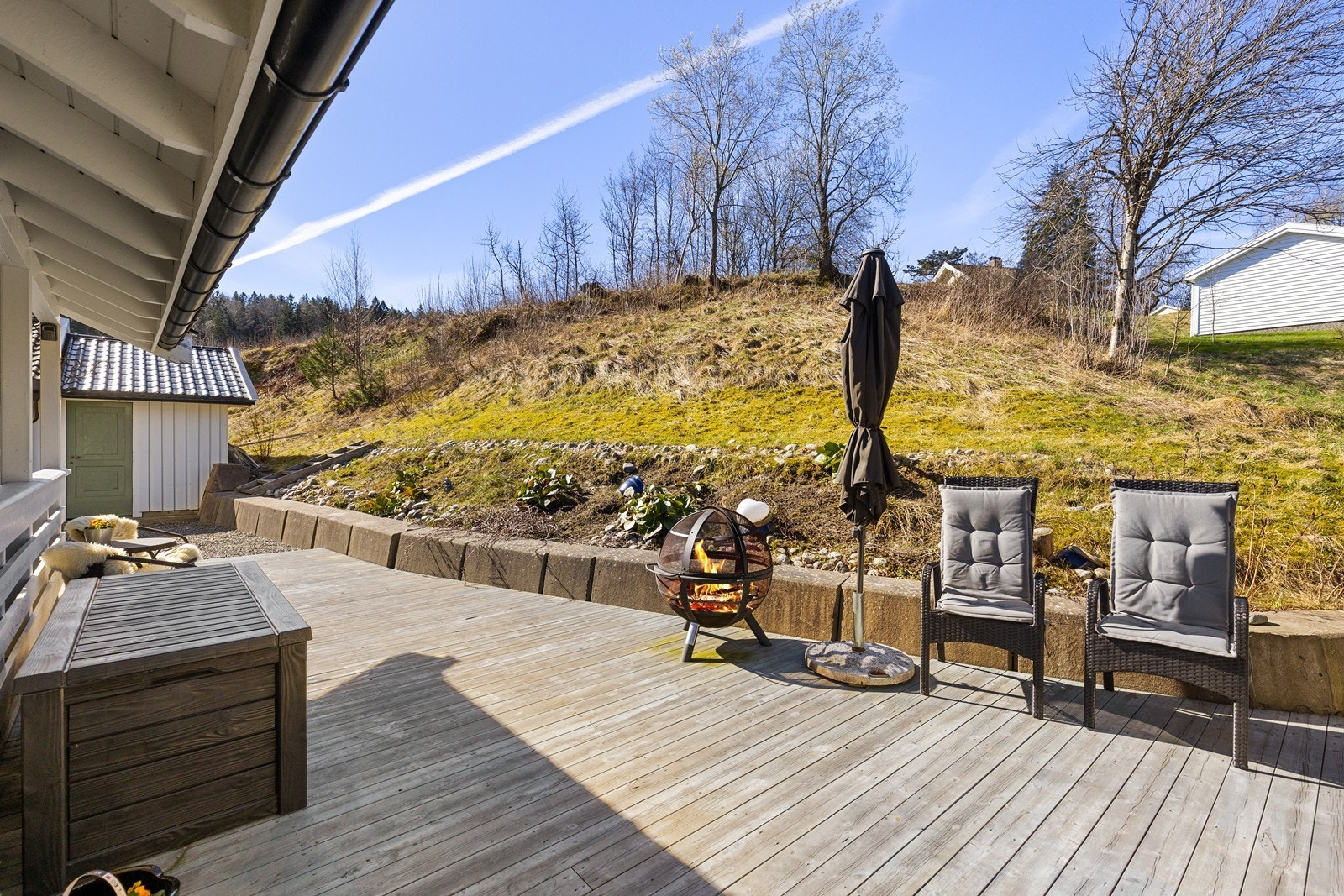 Romslig og solrik terrasse med god plass til utemøbler og sosiale soner. Galleribilde