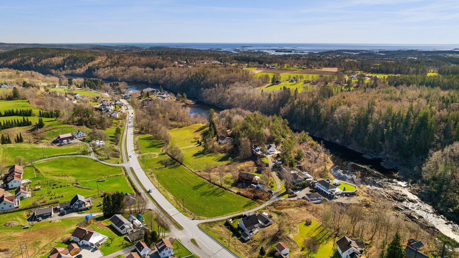 En 5 minutters kjøretur kommer man til Asdal, og tilbyr barnehage, barne- og ungdomsskole, samt gode fritidstilbud som lysløype, løpebane rundt Lunderød stadion og en flott kunstgressbane. Galleribilde