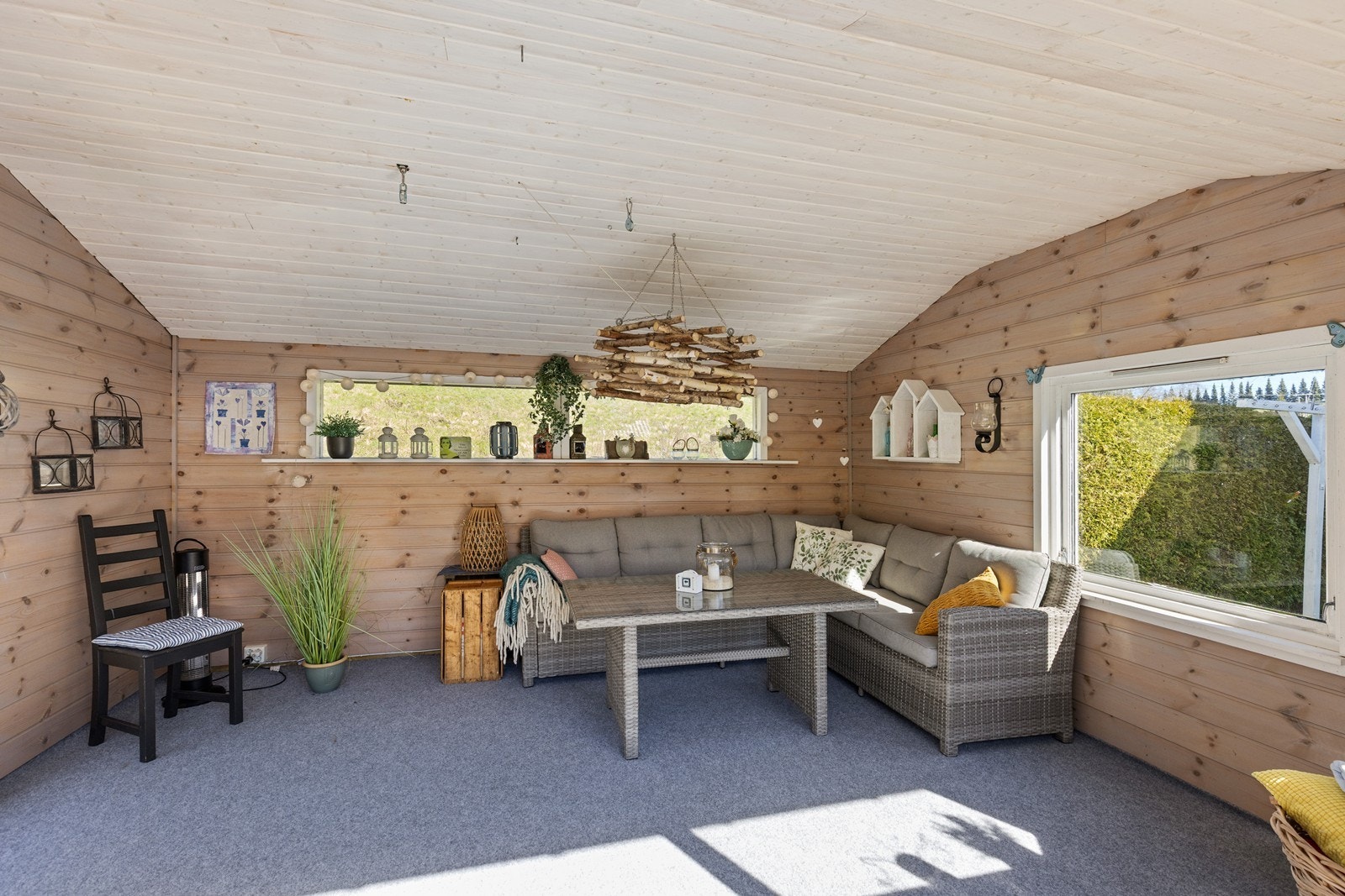 Sjarmerende og innbydende sommerstue med skjermet sitteplass og god plass til gjester. Galleribilde