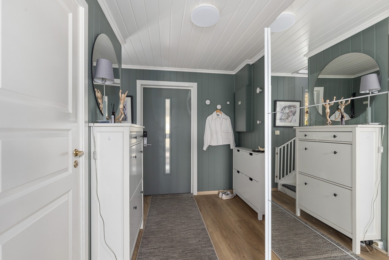 Velkommen inn i en hyggelig og lys gang som gir et godt førsteinntrykk av boligen. Galleribilde