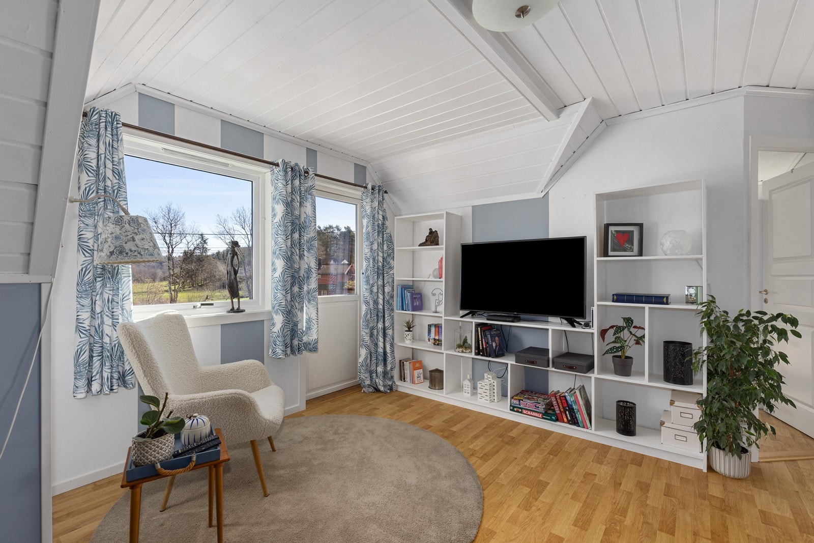 Direkte utgang til en solrik balkong. Galleribilde