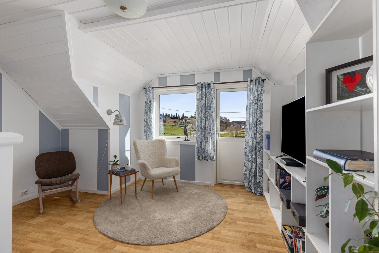 Lys og romslig loftstue med god plass til sittegruppe. Galleribilde