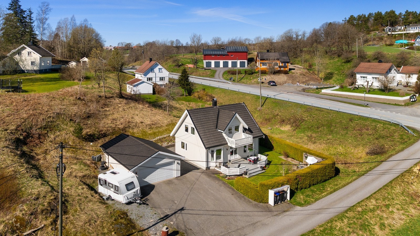 Boligen har en stor tomt på ca. 1,1 mål. FOTO: Fokus foto Galleribilde