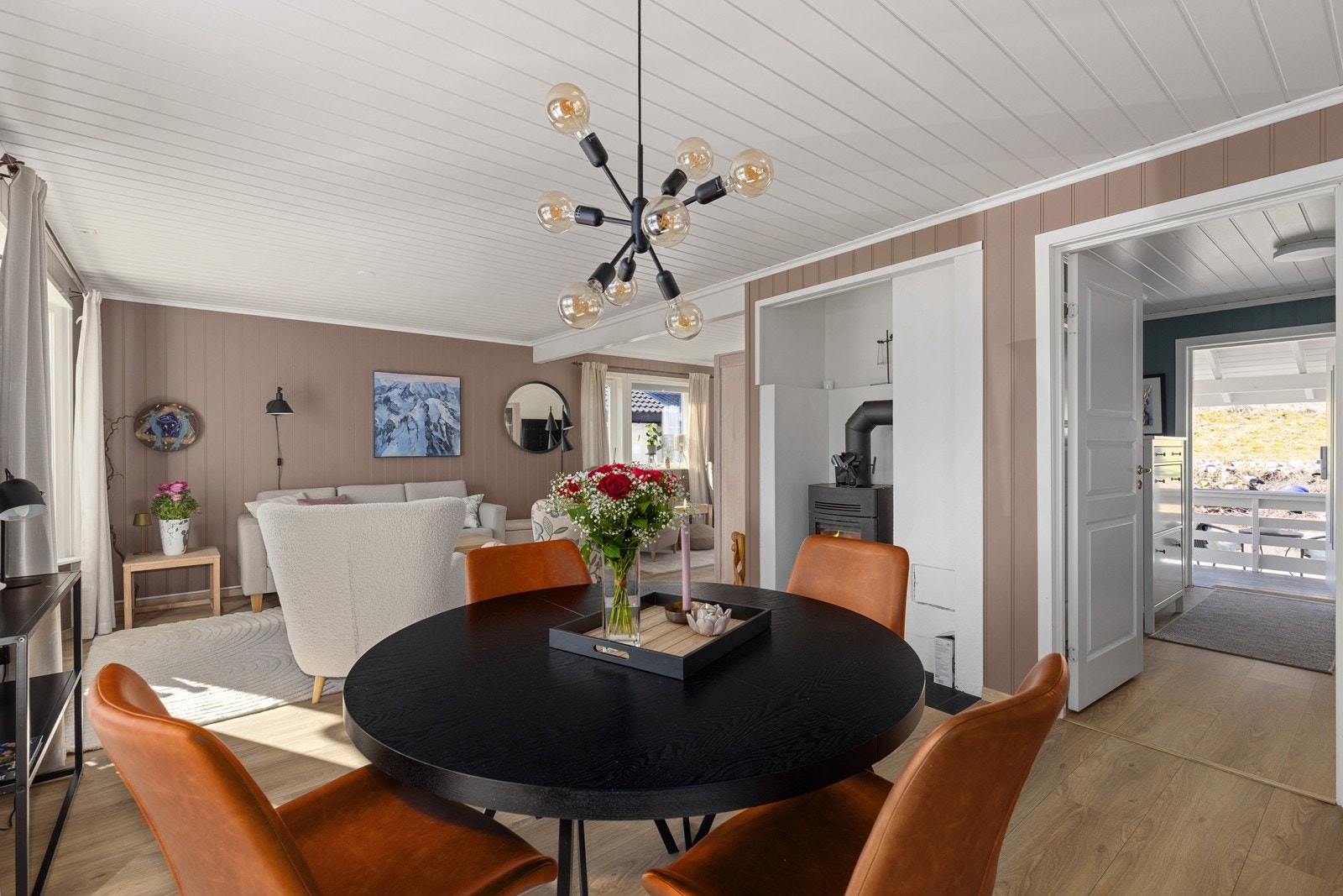 Romslig stue med gode møbleringsmuligheter. Galleribilde