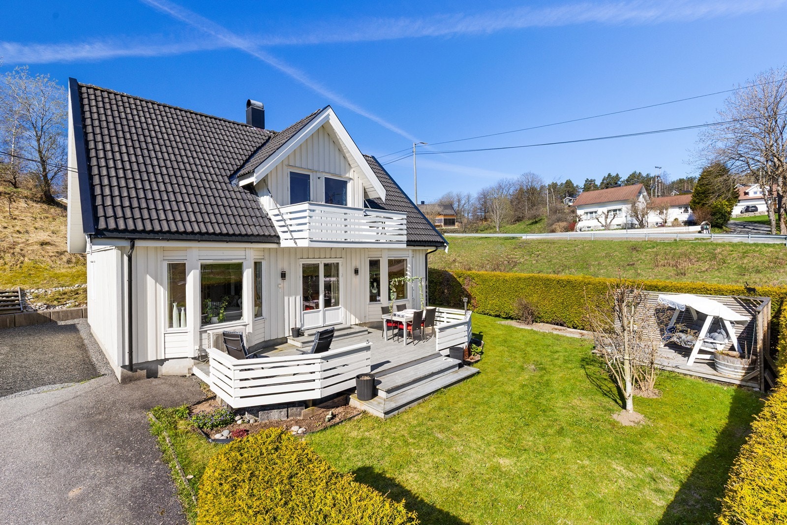 Flere uteområder som gjør det mulig å følge solen gjennom dagen. Galleribilde