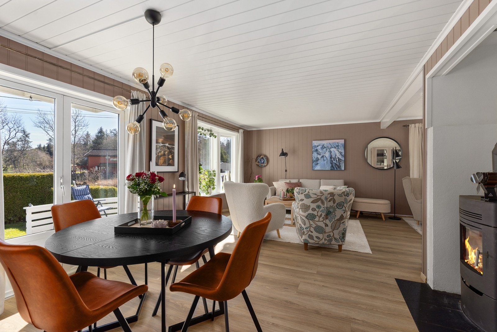 Lys og trivelig spisestue/ stue med utgang til en solrik terrasse. Galleribilde