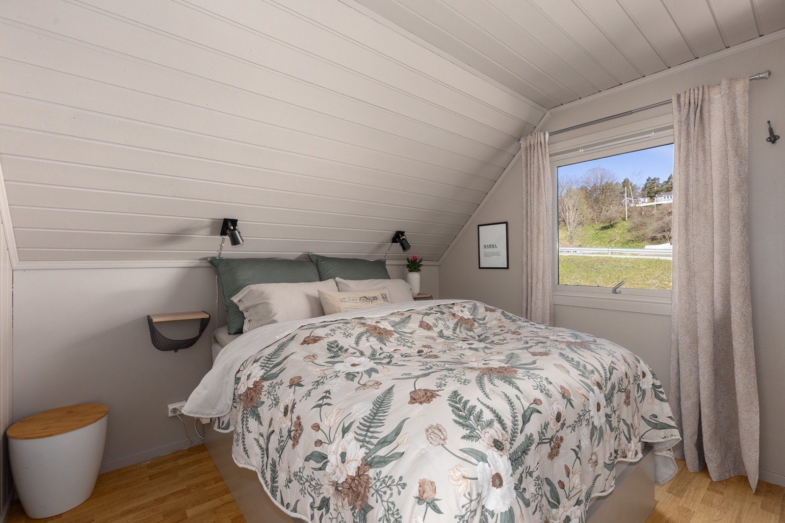 Hovedsoverom av god størrelse, med eget walk-in closet for oppbevaring. Galleribilde