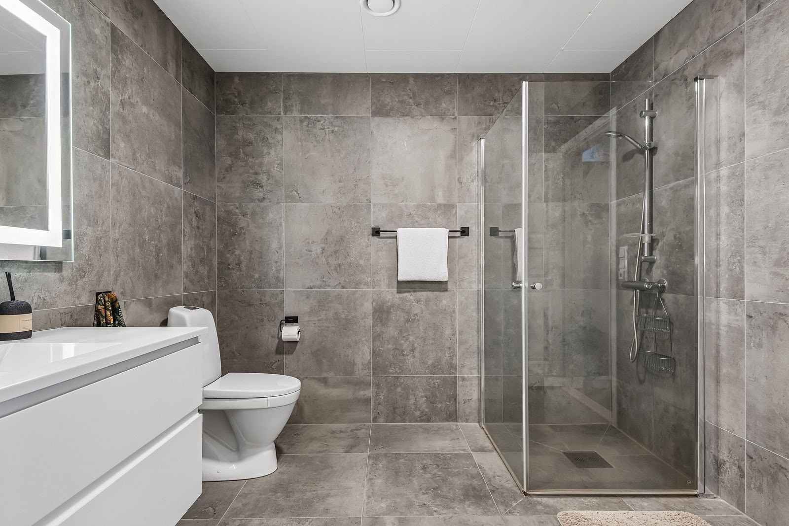 Badet i 1.etg er meget pent flislagt og har moderne innredning. Galleribilde