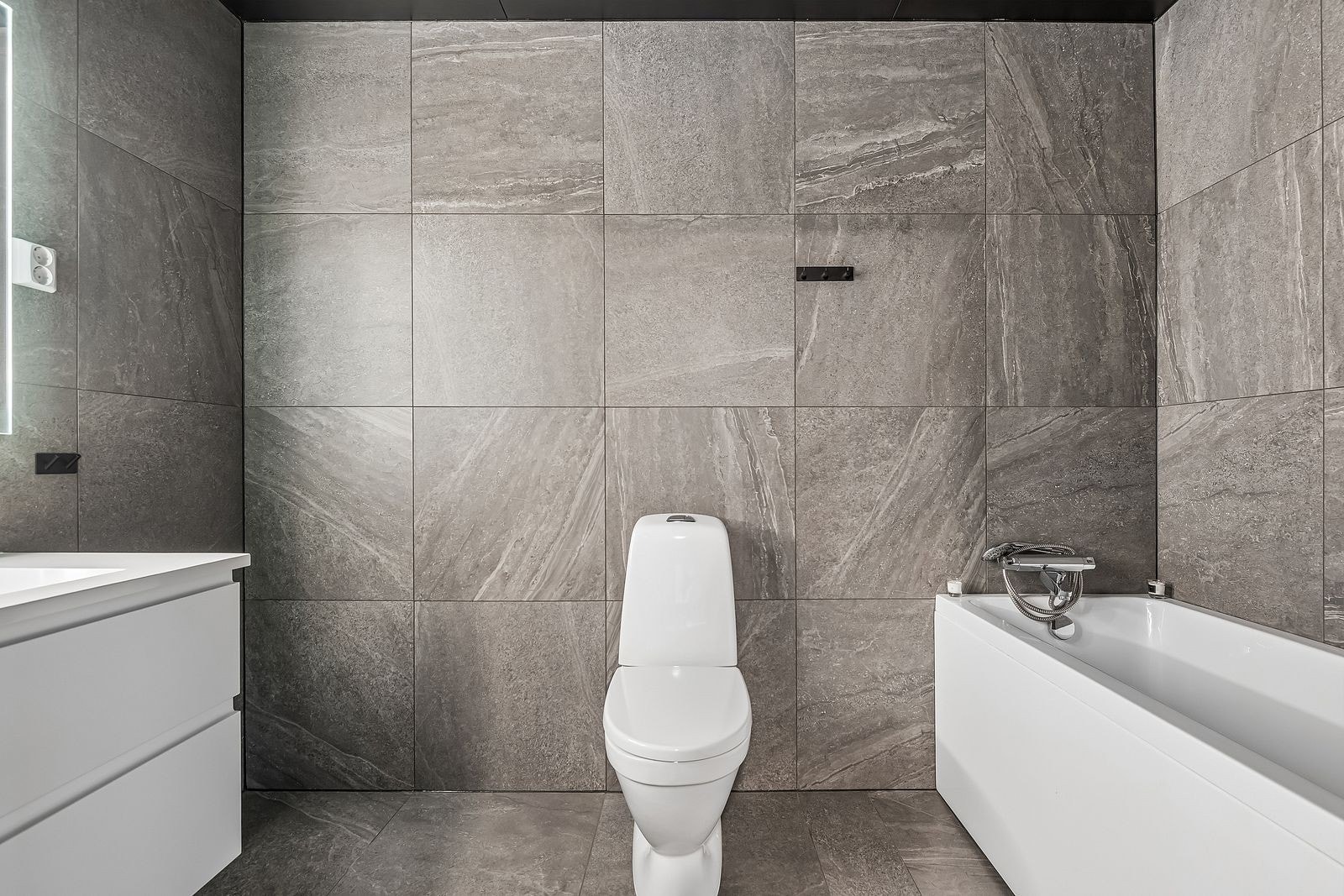 Badet til hovedsoverommet har badekar og er relativt romslig. Galleribilde