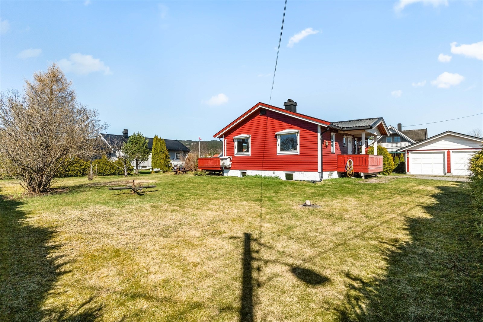 En flat, solrik og nordvestvendt hage rammes inn med hekk, og byr på mye trygg boltreplass for både to- og firbeinte. Galleribilde
