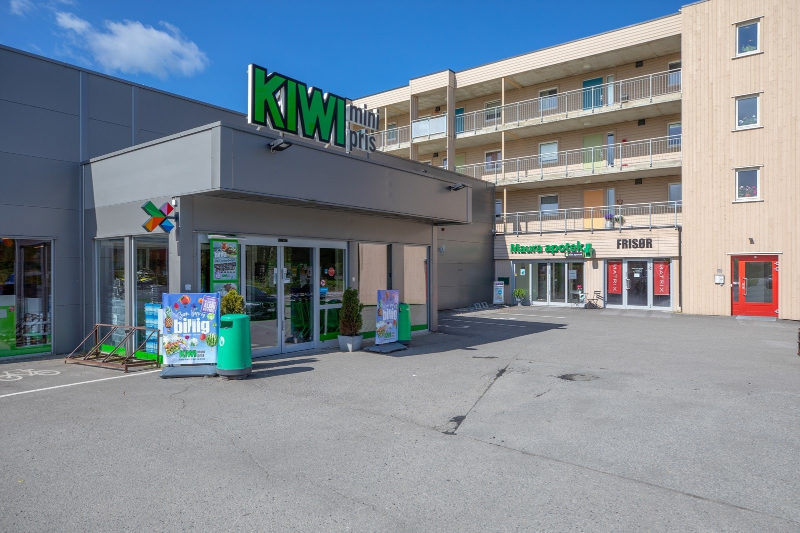 Praktisk beliggenhet med Kiwi, apotek og frisør like i nærheten. Galleribilde
