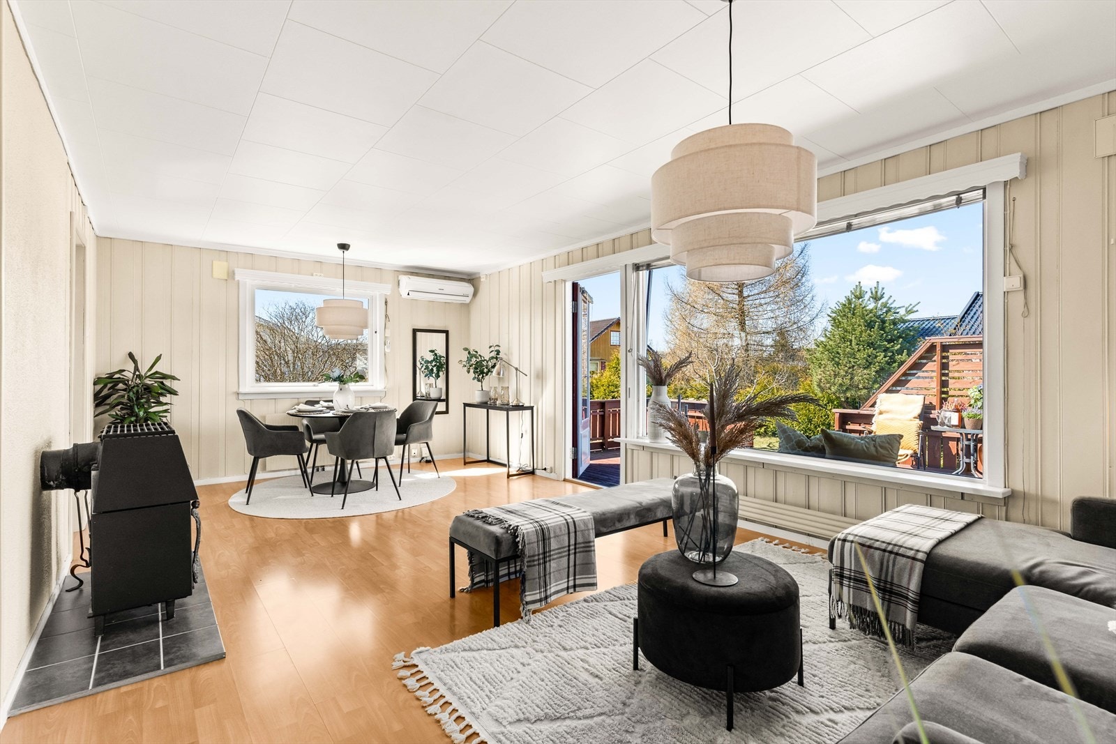 Stuen oppleves som romslig og tiltalende, med god møbleringsfrihet og luftig atmosfære. Galleribilde