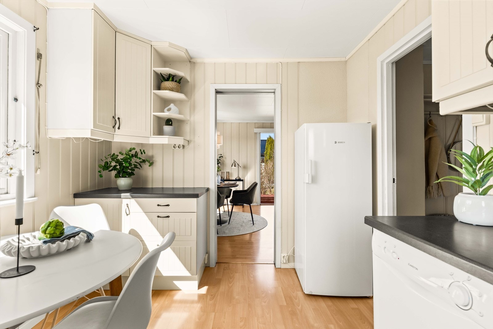 Veggene over benken er kledd med lyse fliser, og under overskapene er det montert god arbeidsbelysning. Videre er kjøkkenet utstyrt med ventilator, benkestikk og opplegg for oppvaskmaskin. Galleribilde