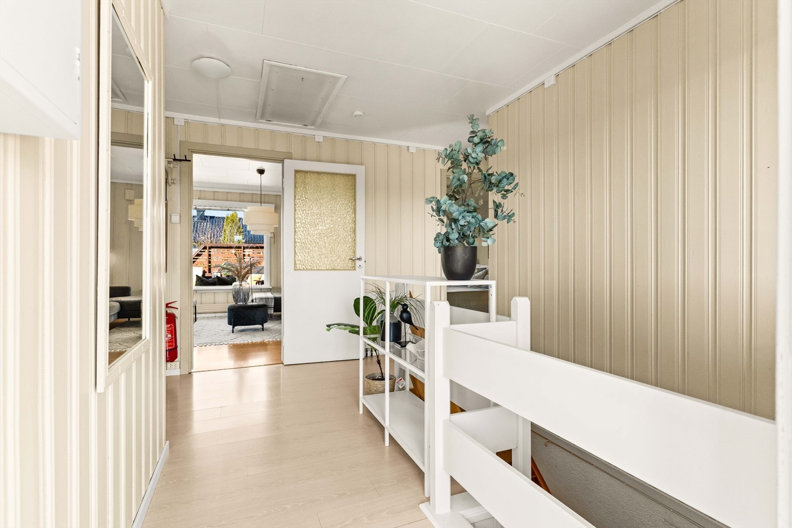 Fra gangen går det trapp ned i underetasjen. Galleribilde