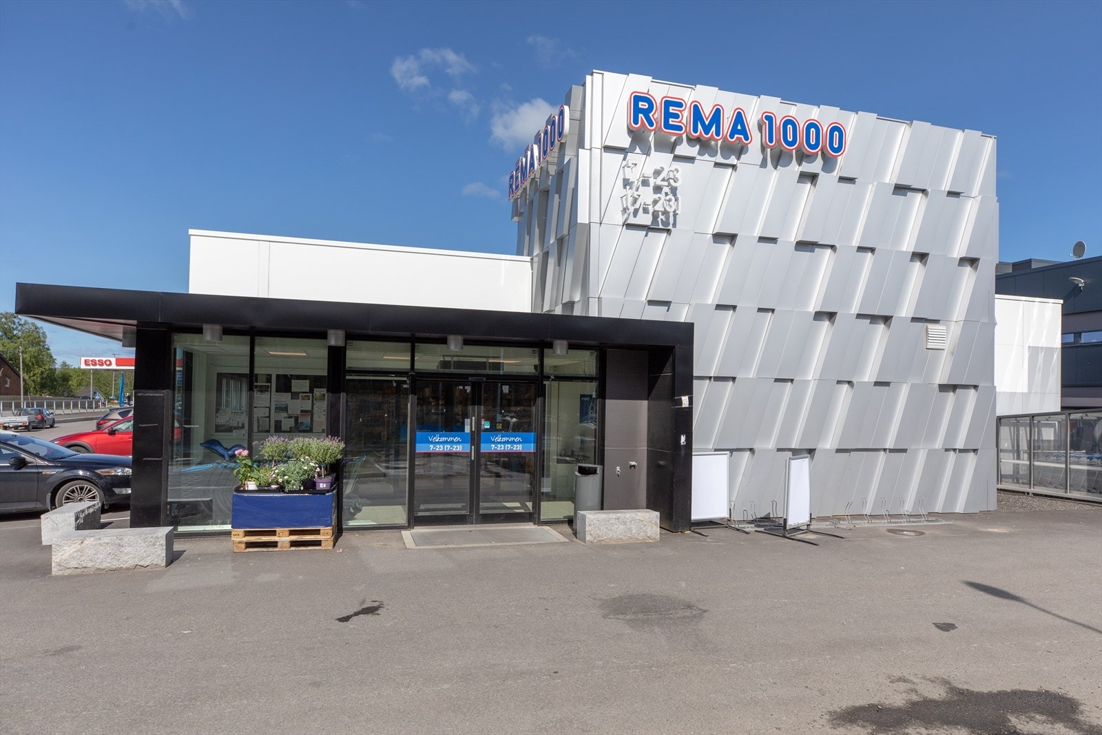 Rema 1000 Maura er også en kort spasetur fra boligen. Galleribilde