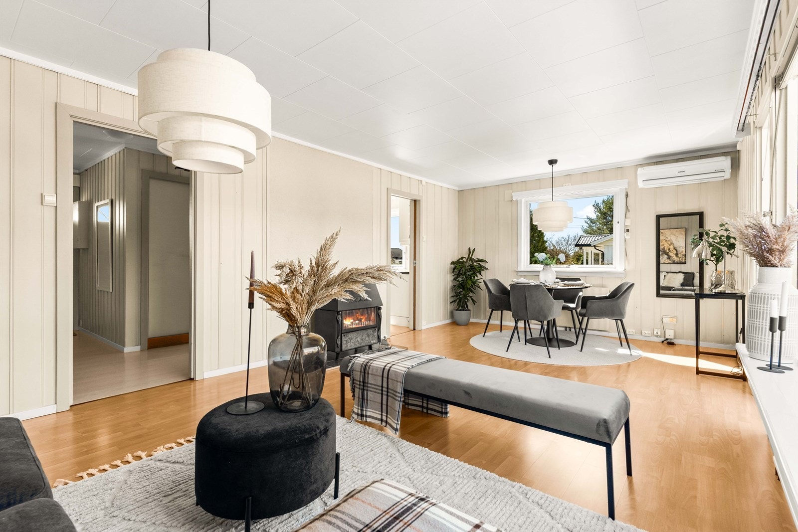 Fra stuen er det utgang til en nordvestvendt terrasse og videre ut til hagen. Galleribilde