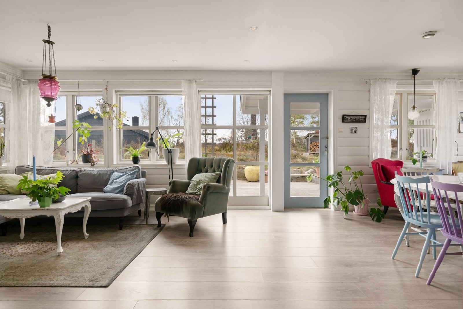 Lys og romslig stue med utgang til vestvent terrasse/hage Galleribilde