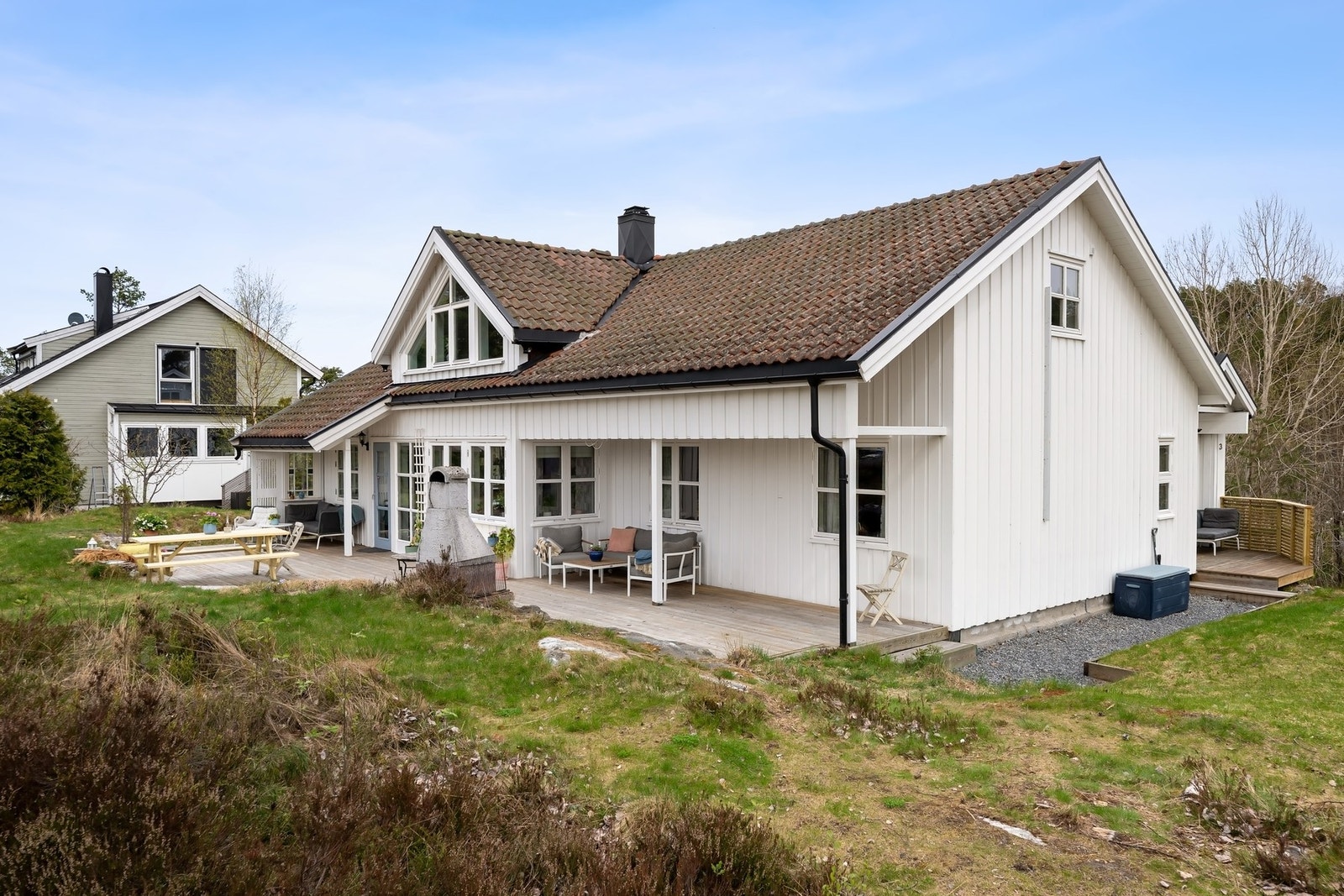 Solrik, vestvendt terrasse og koselig uteområde Galleribilde