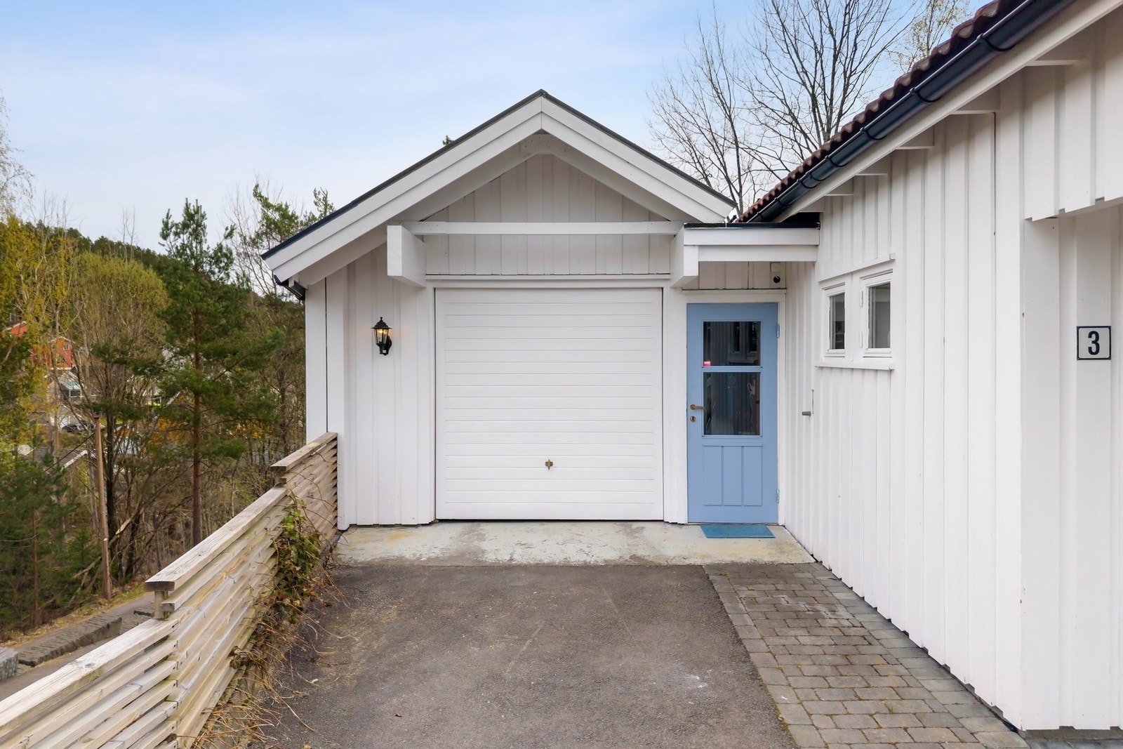 Gårdspålass og enkel garasje Galleribilde