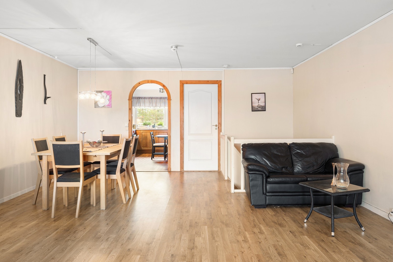 God plass til spiseseksjon i stuen. Galleribilde