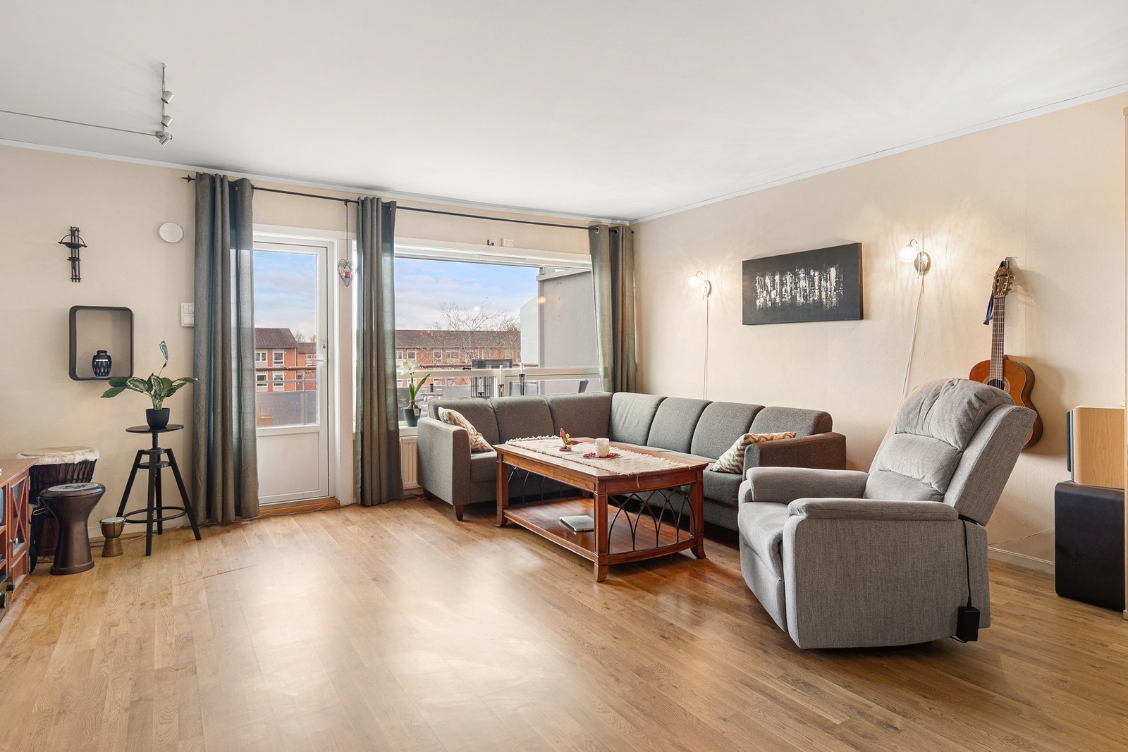 Utgang til balkong på 12,6m² fra stuen. Galleribilde
