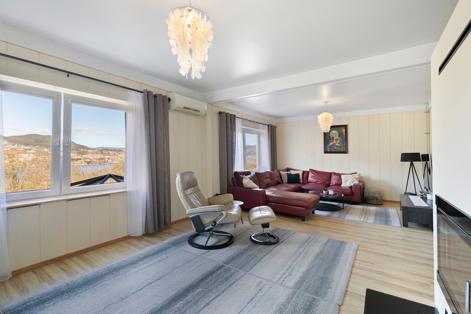I stue er det varmepumpe og peisinnsats tilknyttet vannbåren varme via radiatorer. Galleribilde
