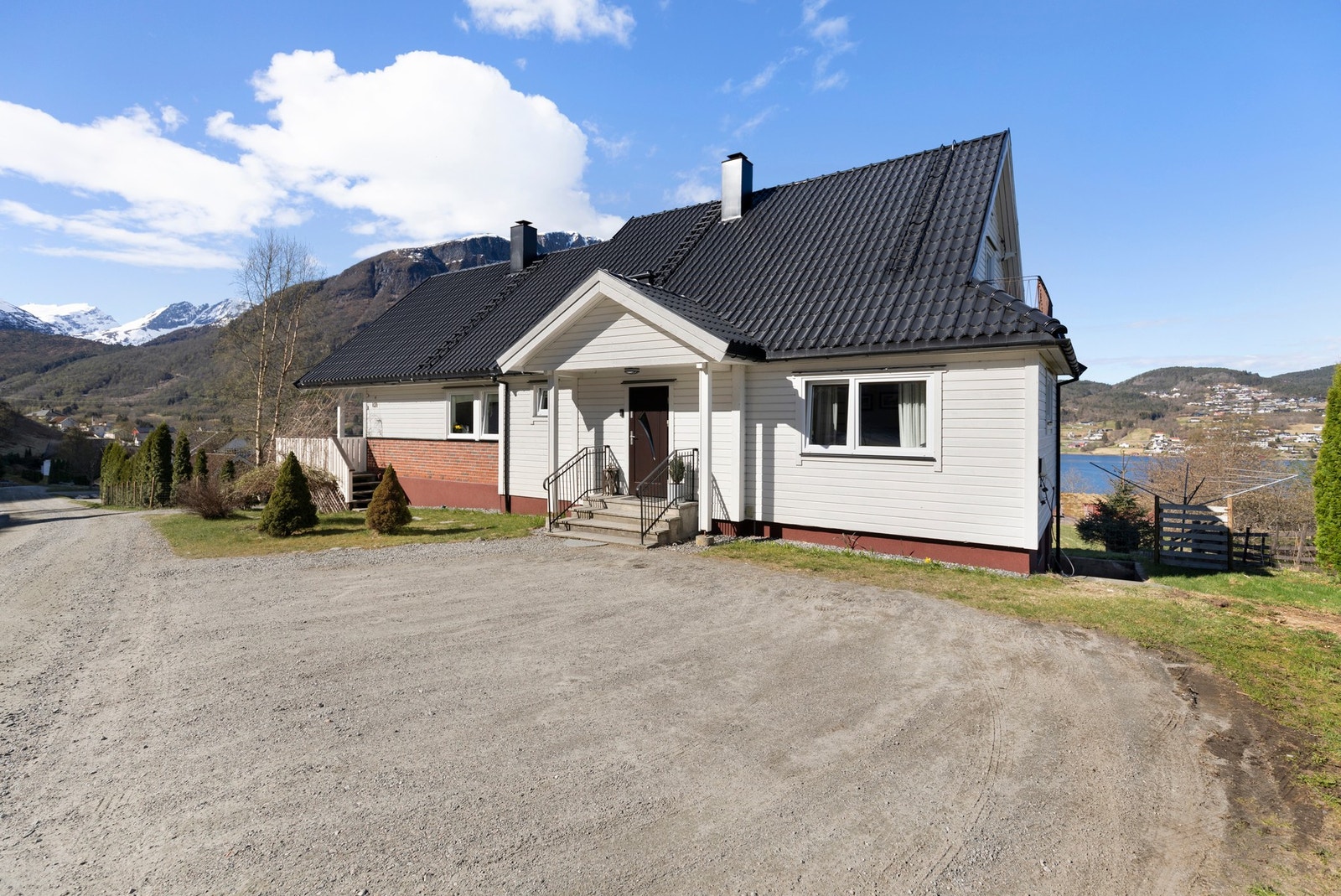 Gruset innkjørsel og biloppstillingsplass. Galleribilde