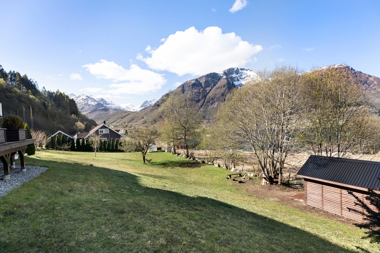 Det er oppført et uthus og et drivhus på tomten. Galleribilde