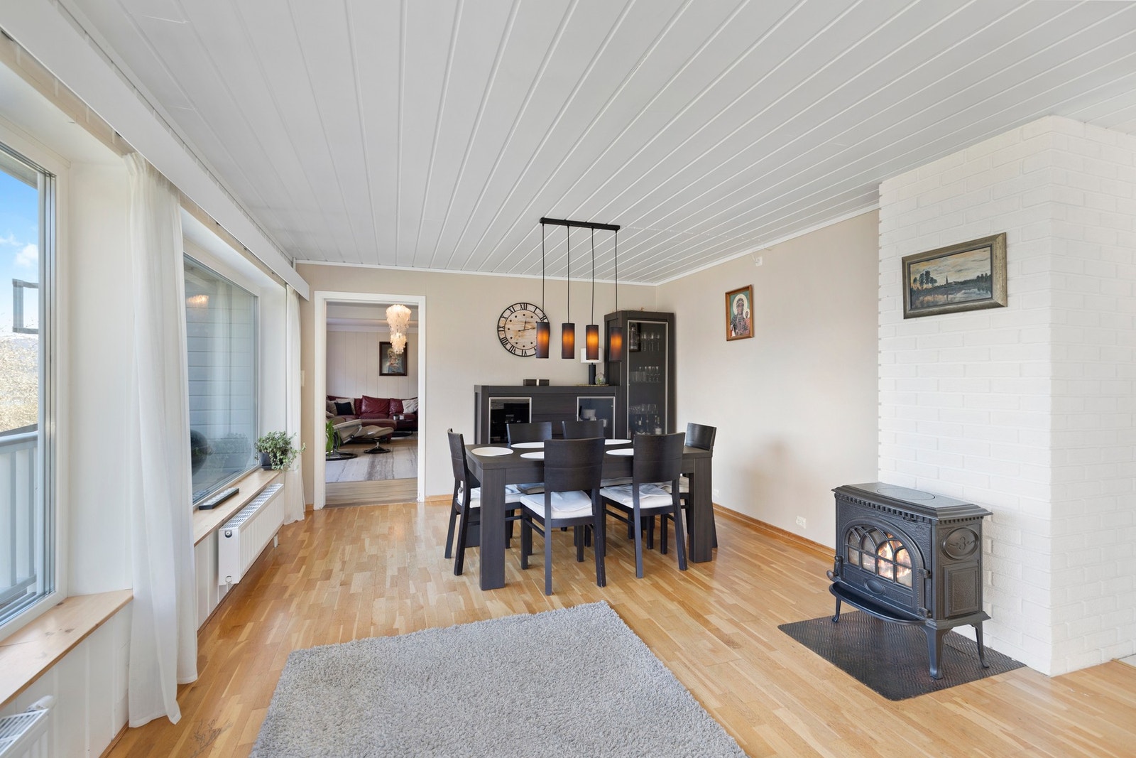 Her er det parkett på gulv og god plass til stort spisebord - perfekt for hyggelige middager med familie og venner. Galleribilde
