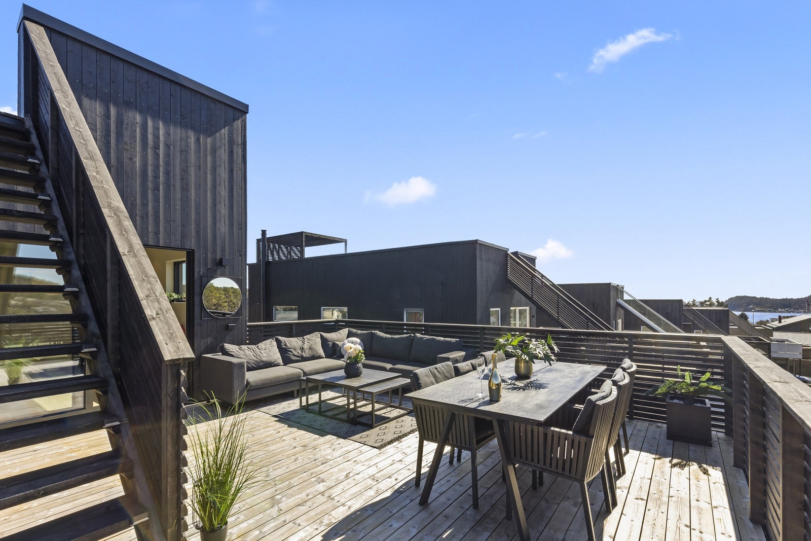 Solrik og nydelig uteplass. Galleribilde