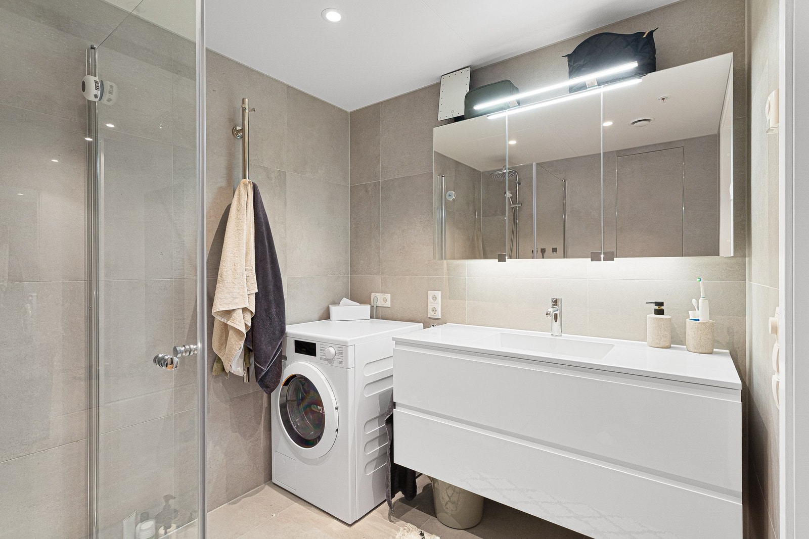 Badet er på ca. 4,5 kvm og har varmekabler i gulvet. Galleribilde