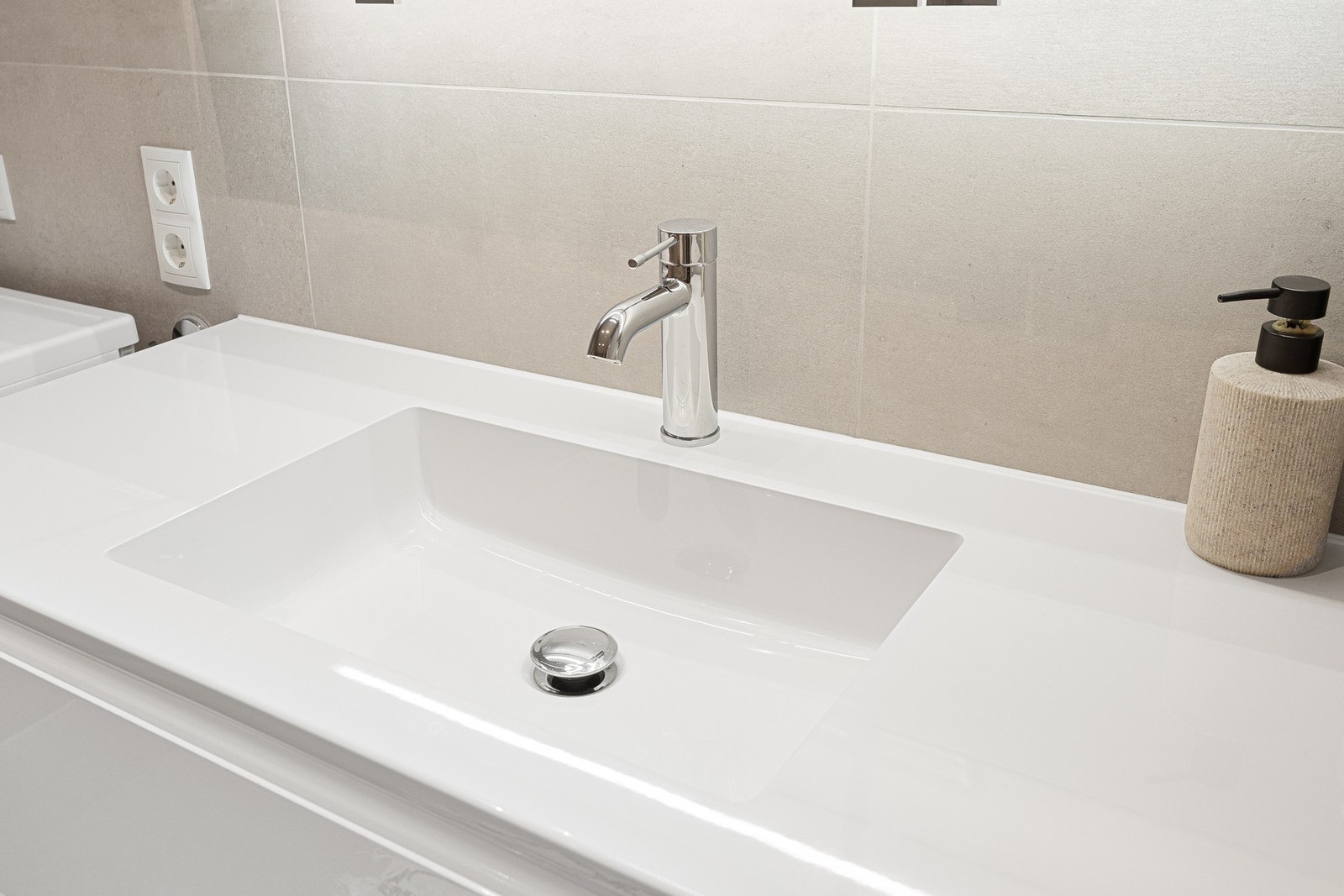 Badet fremgår av god størrelse og med plass til "alt" du trenger i hverdagen. Galleribilde