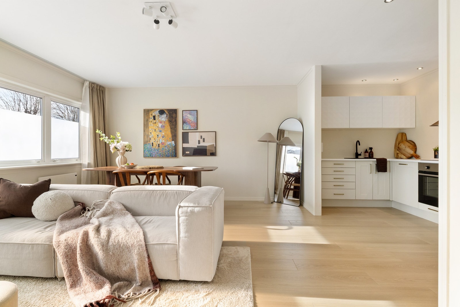 Leiligheten er lys og moderne. Leiligheten har raskest tilkomst fra parkeringsplassen og bod på samme plan. Galleribilde
