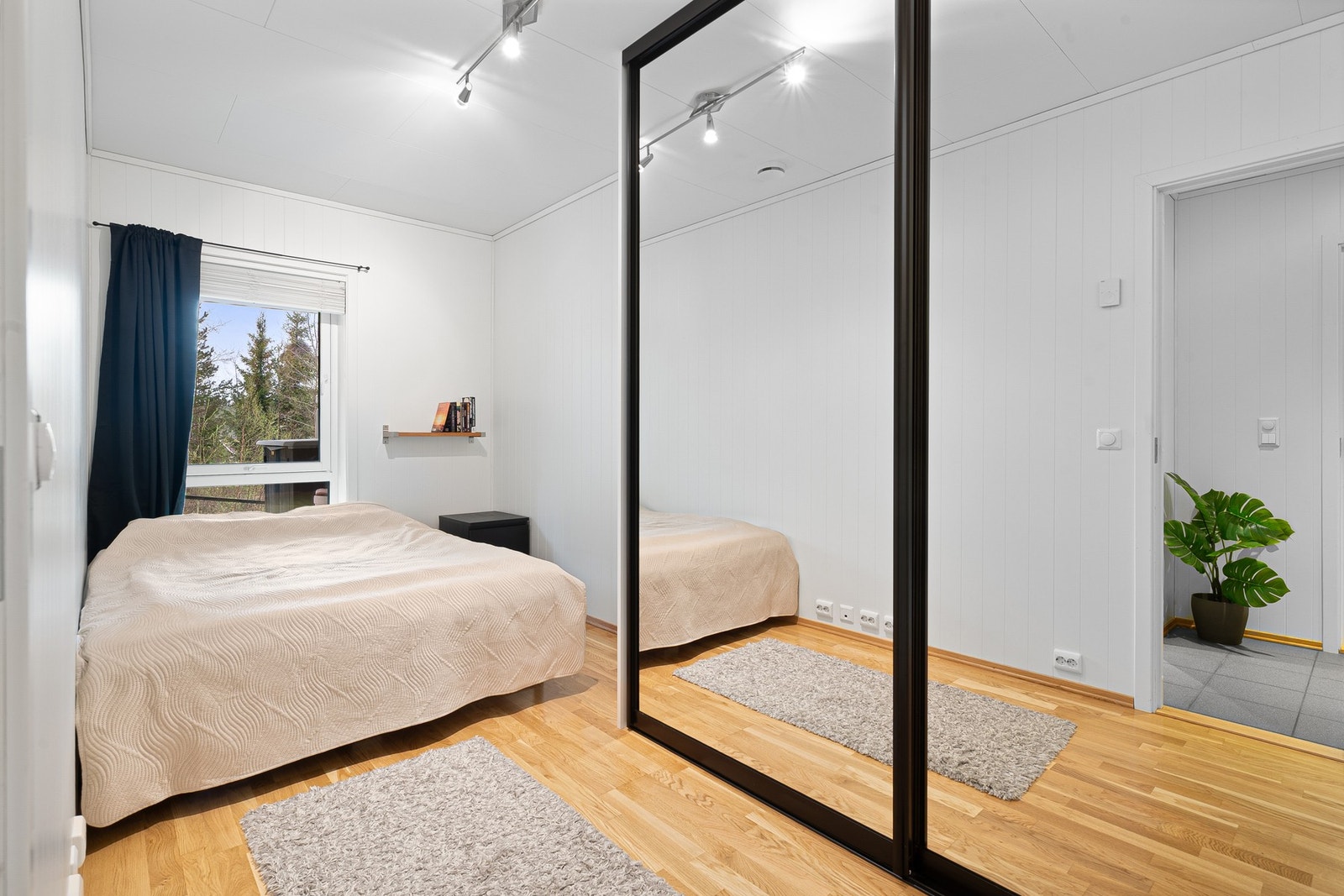 Soverom på 10,3 kvm med dobbeltseng og skyvedørsgarderobe. Galleribilde