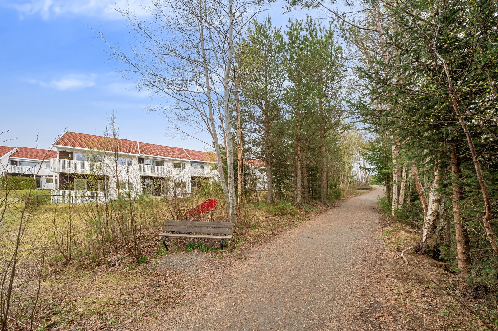 Boligen ligger like ved Tiller-marka med fine turmuligheter både sommer og vinter Galleribilde