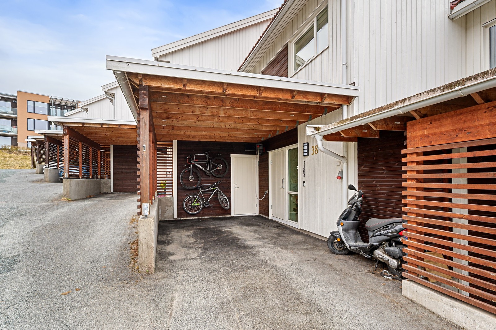 Praktisk med en utvendig bod i bakkant av carporten. Galleribilde
