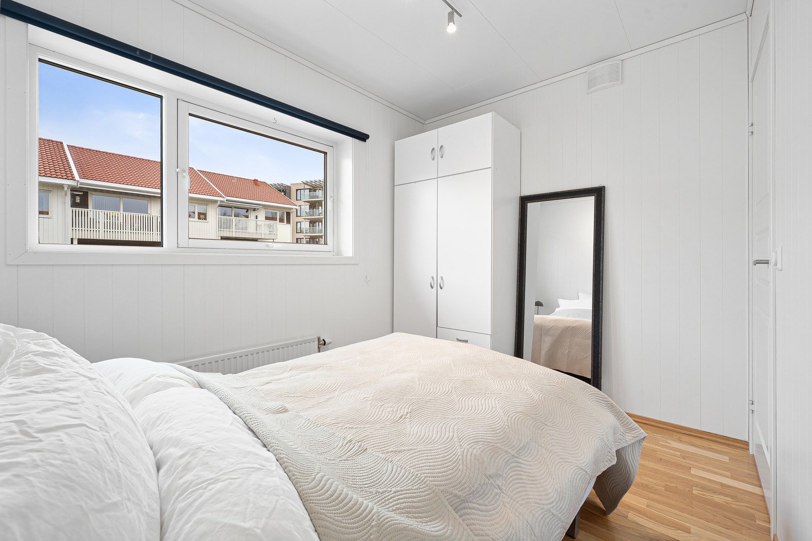 Soverommet har god plass til dobbeltseng og garderobeskap. Galleribilde
