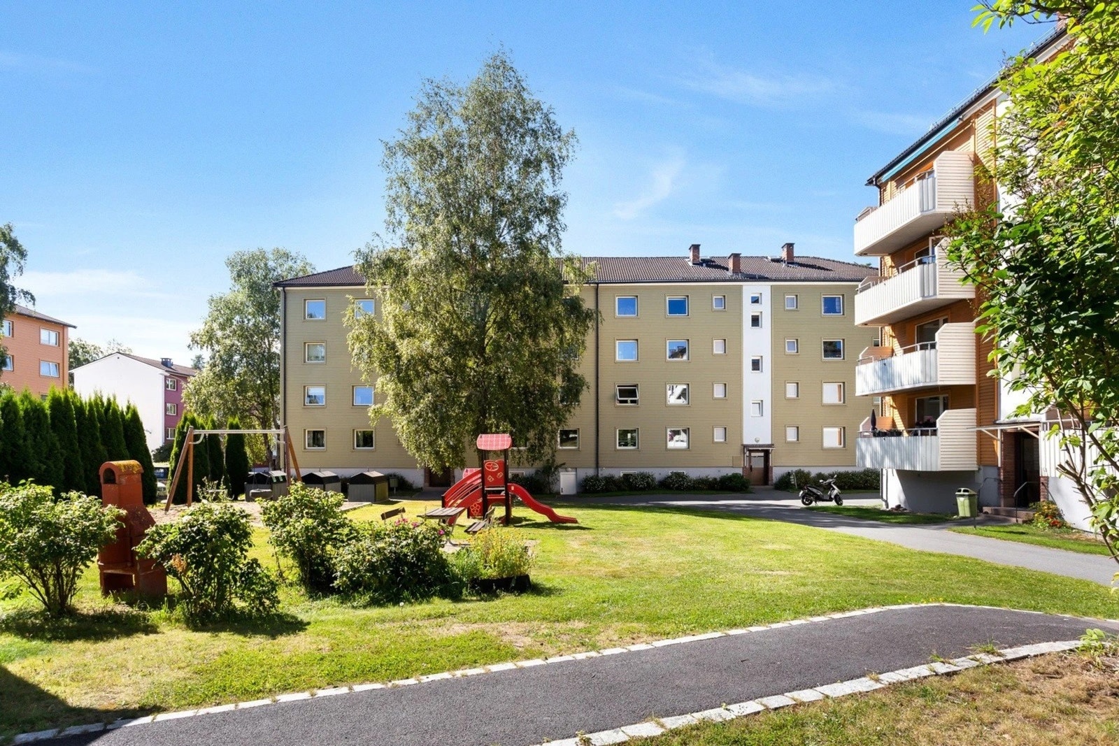 Borettslaget har pent opparbeidede grøntarealer. Galleribilde