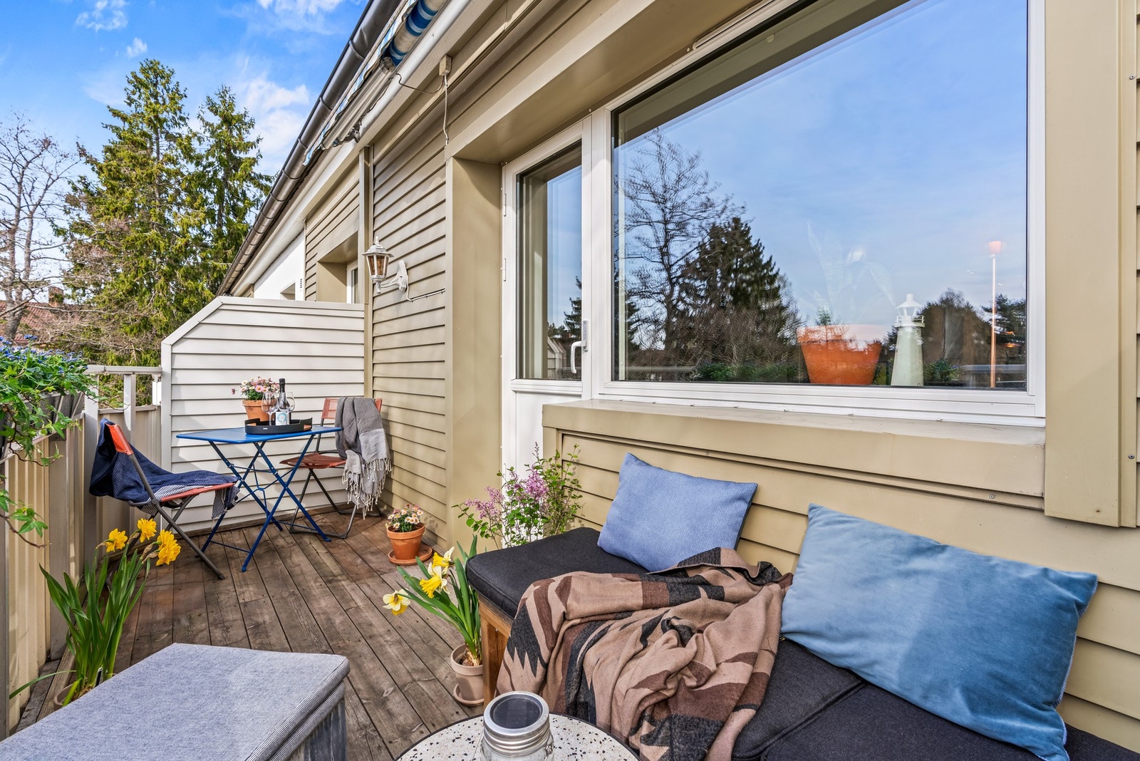 Balkongen har veggmontert lys og fjernstyrt markise for solskjerming. På balkongene er det tillatt med elektrisk- eller gassgrill. Galleribilde