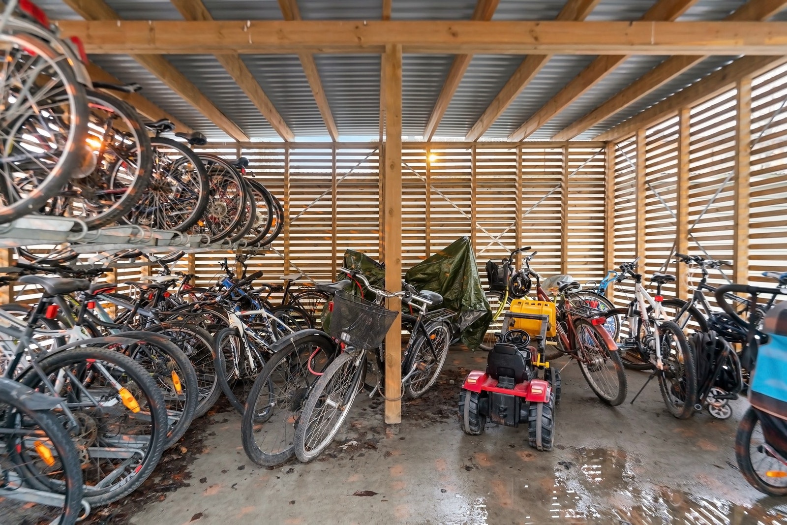 Beboere har tilgang på felles, avlåst sykkelrom ute og i kjelleretasjen. Galleribilde
