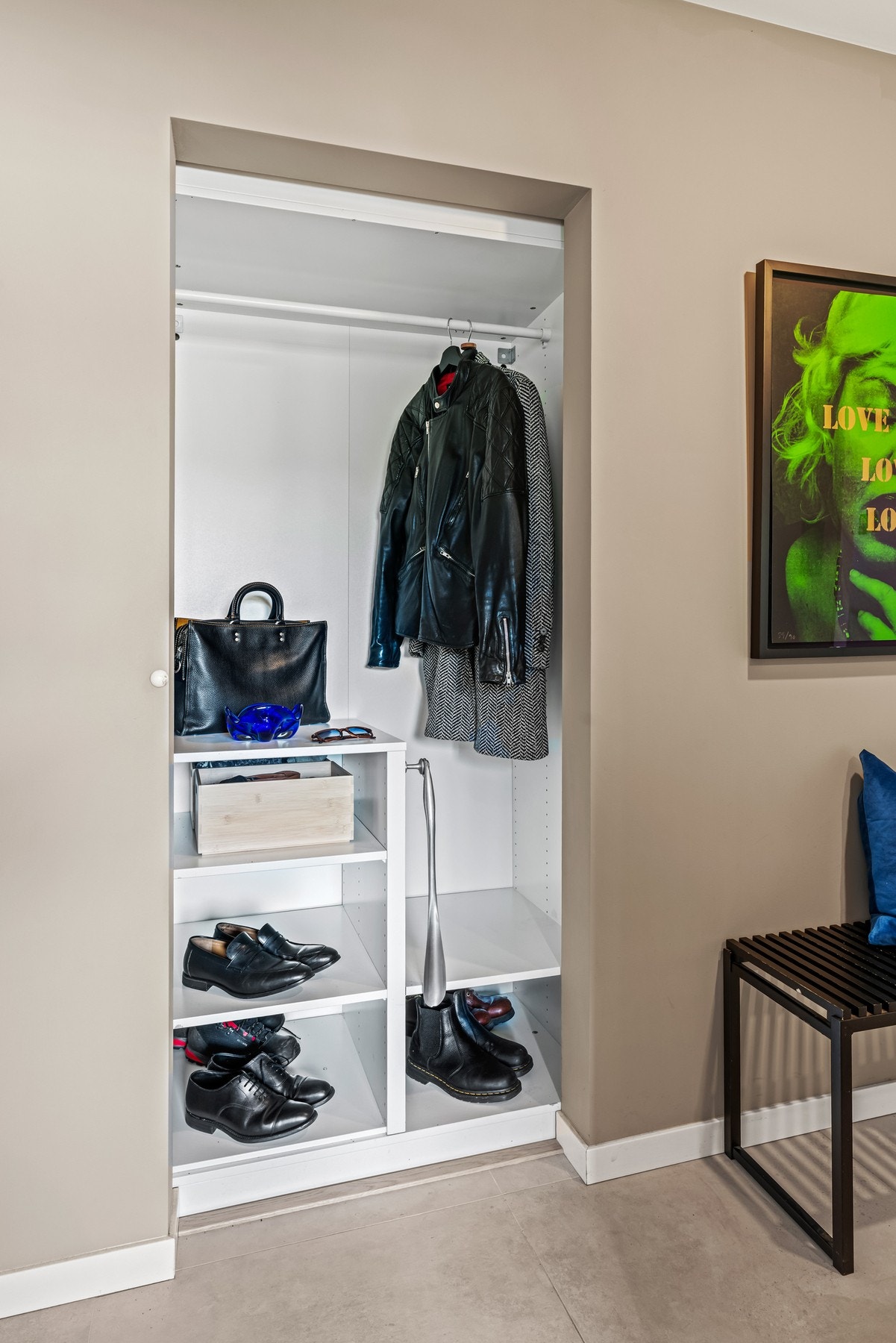 Entreen har en praktisk garderobe og det ellers god plass til å innrede med ytterligere garderobeløsninger. Galleribilde