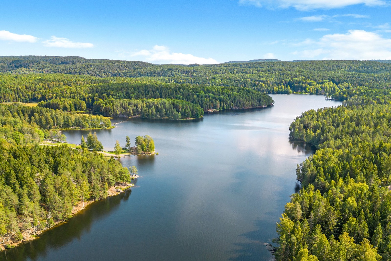 Nøklevann i Østmarka er et populært vann, hvor man bla. kan bade, fiske og padle kano. Galleribilde