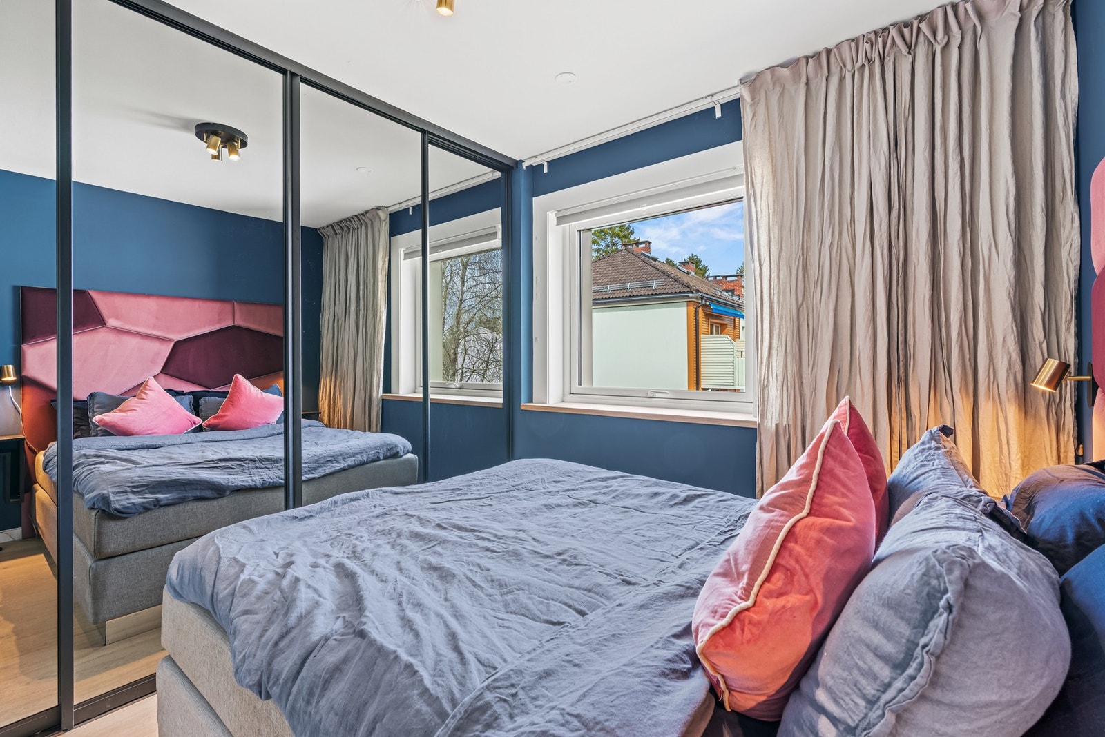 Også her er det stor skyvedørsgarderobe for lagring. Galleribilde