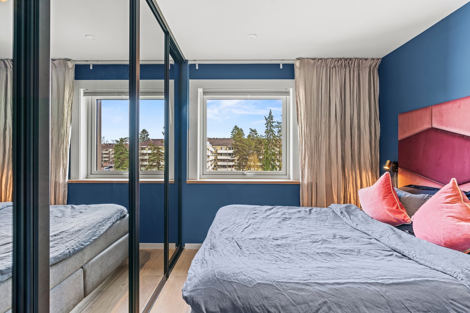 Soverom II er også av god størrelse med plass til både dobbeltseng og nattbord. Galleribilde