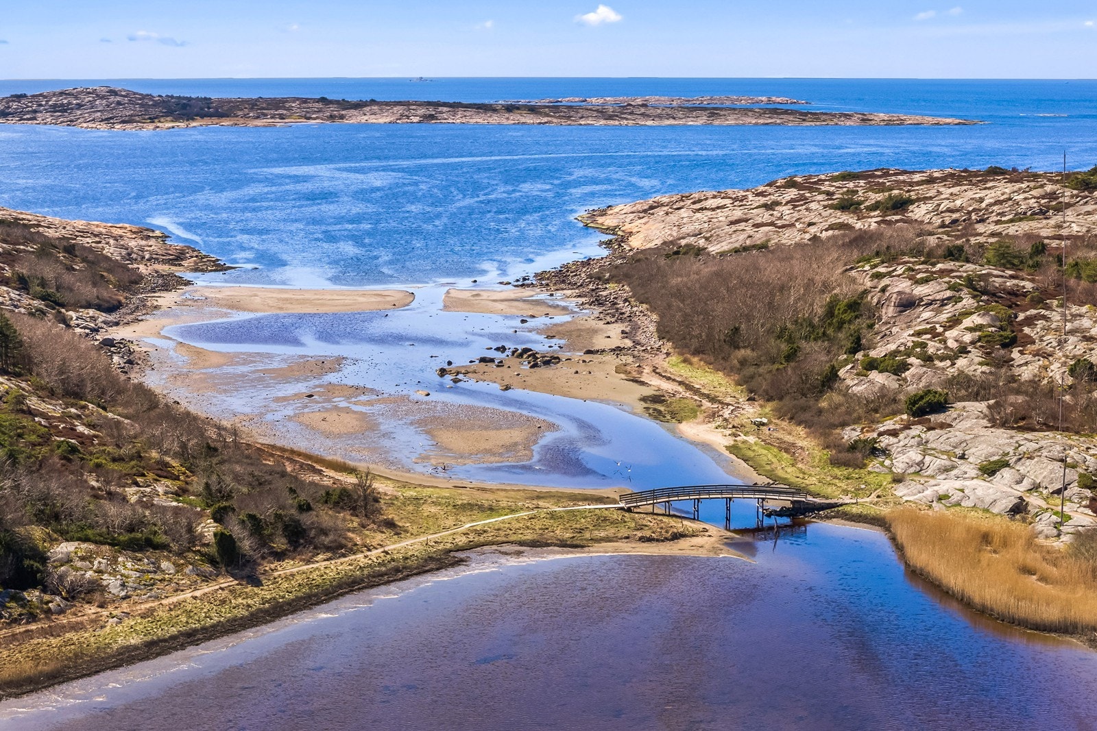 En liten gangbru går over til Spjærodden med flotte badeplasser, med både sandstrand og svaberg. Her er et yndet sted for krabbefiske. Akerøya ses utover mot sydvest. Galleribilde