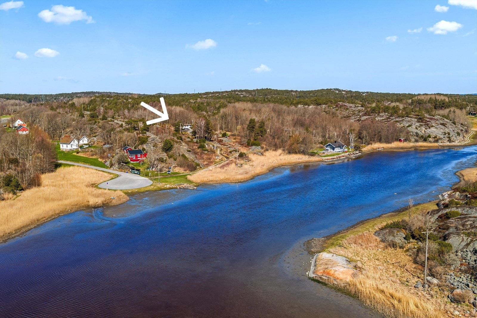 Det er bilvei helt frem til hytta, og hytta kan brukes hele året. Galleribilde