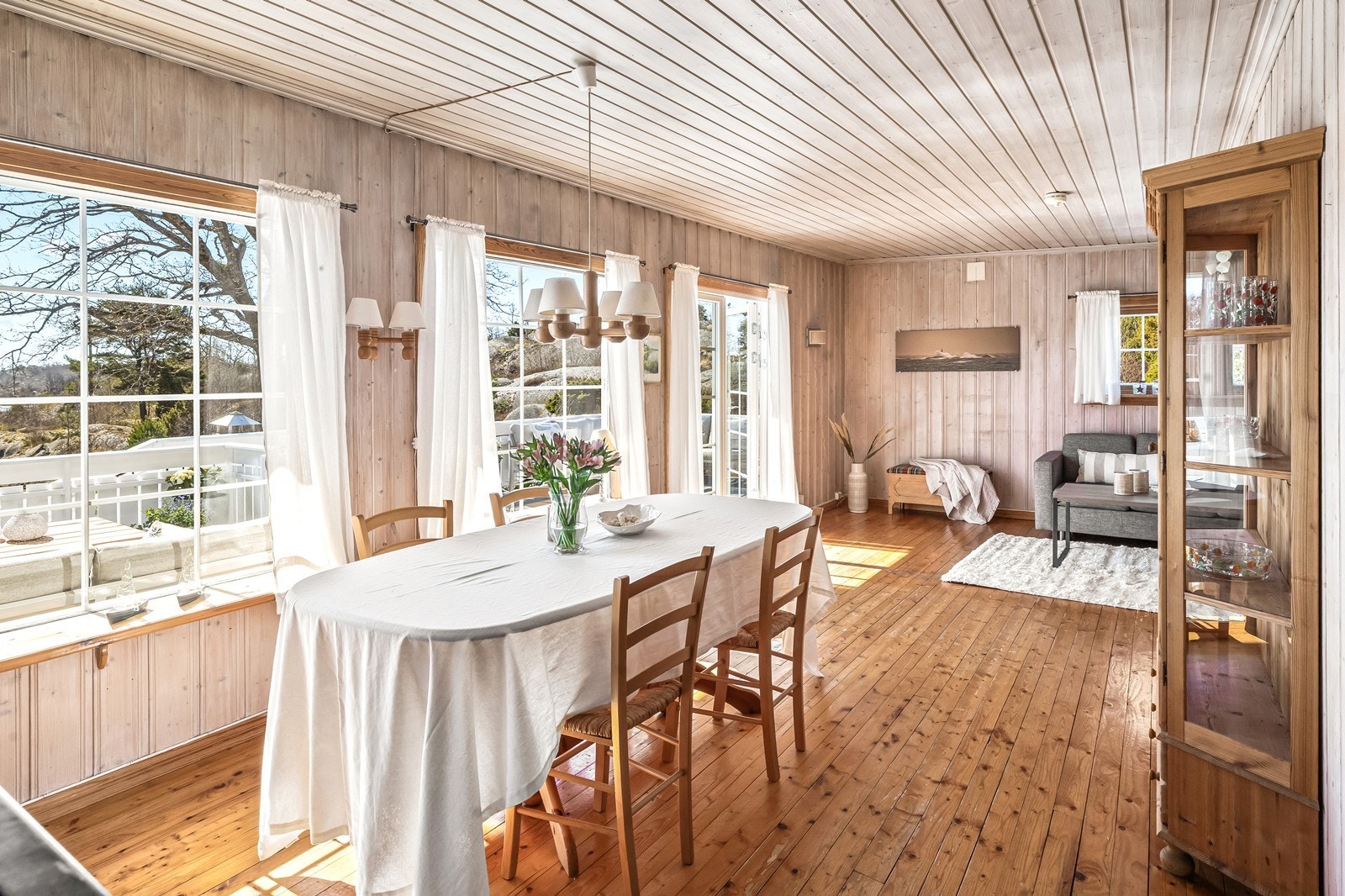 Spisestuen har god plass til langbord og er et naturlig samlingspunkt mellom stue, kjøkken og terrasse. Galleribilde